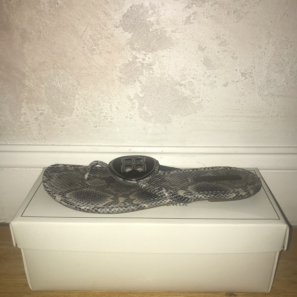 BCBG MAXAZRIA SNAKESKIN SANDALS SZ 10